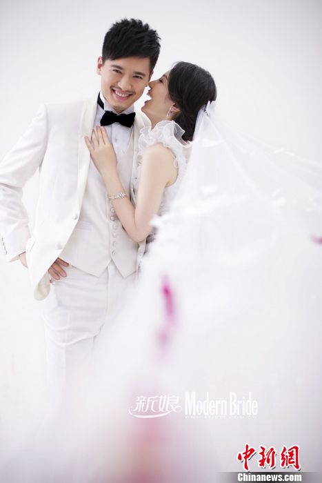 董璇高云翔浪漫婚纱照曝光共沐花瓣雨