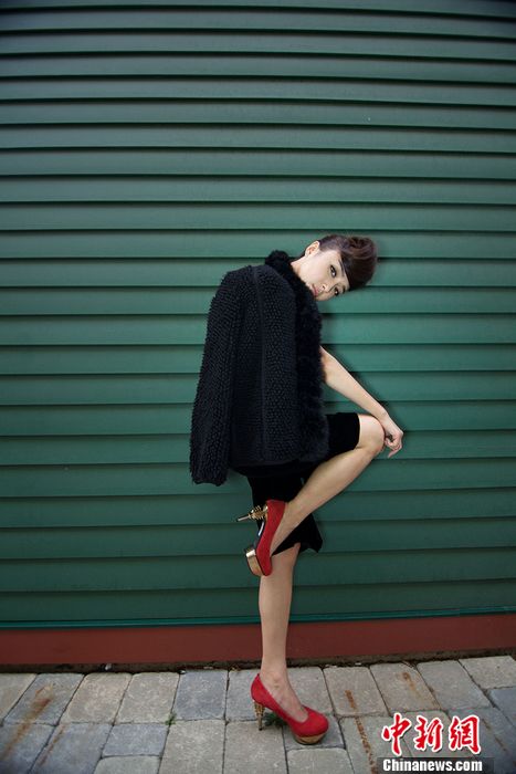 秦岚红衣红鞋性感不失知性黑皮草冷艳