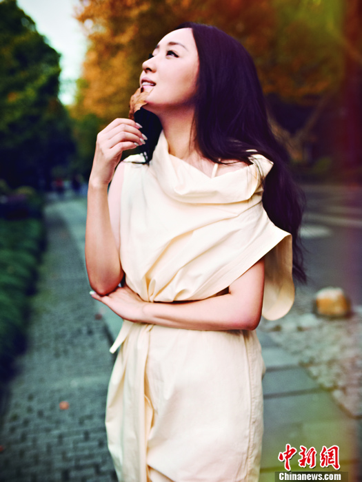 杨钰莹长发披肩笑靥如花回眸一笑清新