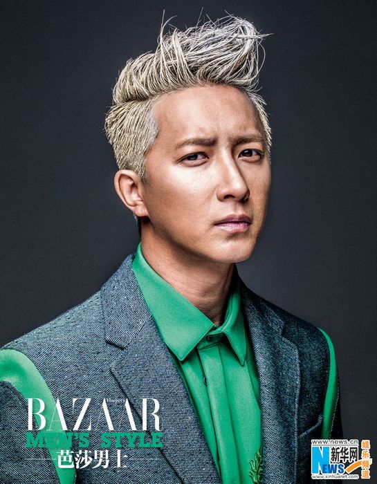 韩庚顶一头白发闭眼沉思酷劲儿十足