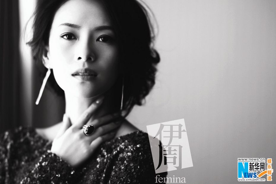 章子怡手摸性感锁骨 “扯衣”露香肩