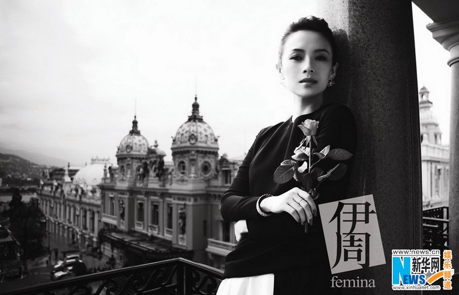 章子怡手摸性感锁骨 “扯衣”露香肩