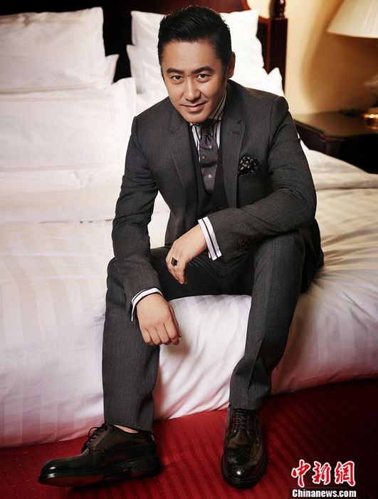 吴秀波黑白写真帅气穿皮鞋躺床上