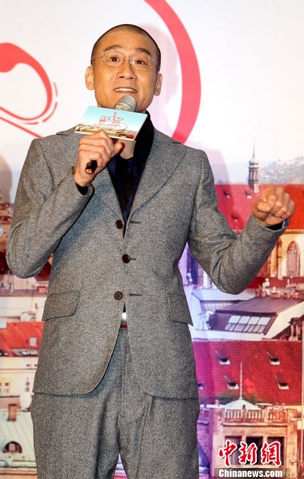 梁家辉光头造型帅气陈慧琳穿银色短裙