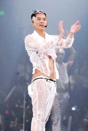 郭富城红馆开唱湿身露内裤3小时换9造型组图