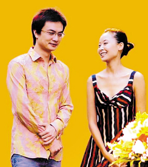 组图:李泉街头揽新欢入怀 激情难耐相拥热吻 (4)