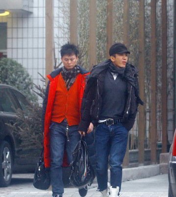 41岁毛宁与神秘女友人庆生牵手贴面亲密无间图2