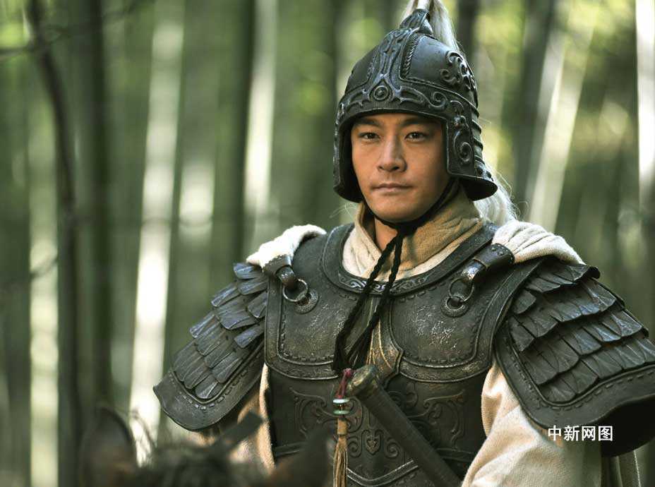 今日,一组剧照终于显露了周瑜的真容.