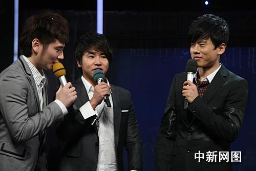 湖卫跨年演唱会"不烧钱" 韩红vitas同台飚歌