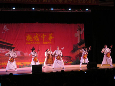 “亲情中华”慰侨演出上演纽约华裔主计长出席