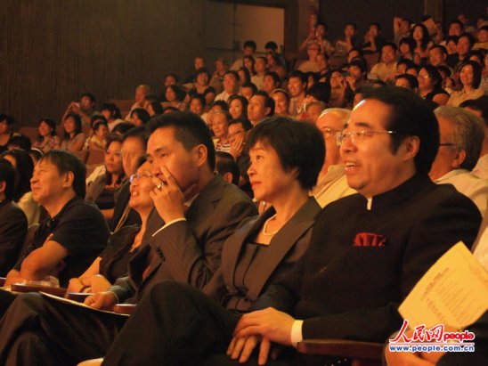 “四海同春”艺术团带千余名里约侨胞“回家”