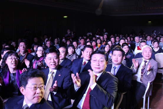 图：马儒沛等见与观众一起为演员鼓掌喝彩