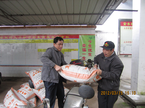韶关市始兴县侨联为扶贫户送上春耕物质