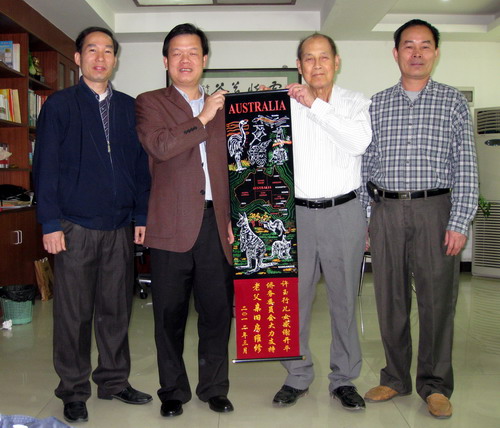 旅澳侨胞向开平市外侨局送锦旗感谢帮助修葺祖屋