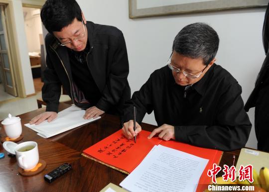 何亚非视察陕西省外侨办和中新社陕西分社(组图)(2)