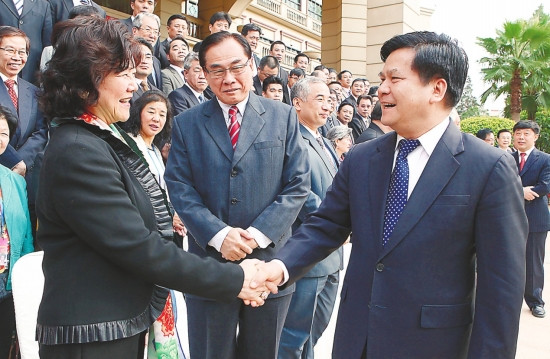云南省长称将加强与海外侨团和华商组织联谊沟通