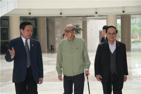 “敬贤观光团”泰国著名侨领参观考察江苏镇江