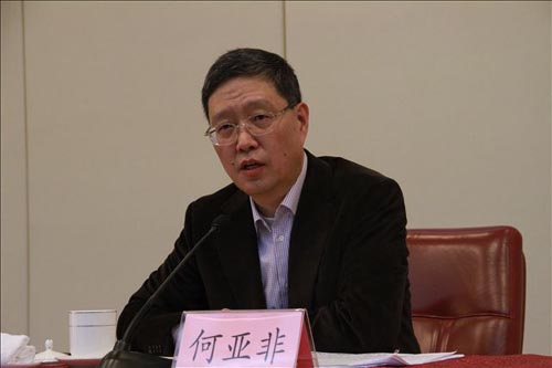 何亚非作当前国际形势与侨务公共外交专题报告