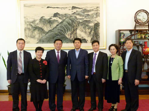中国侨联主席林军率团访问俄罗斯看望当地华商