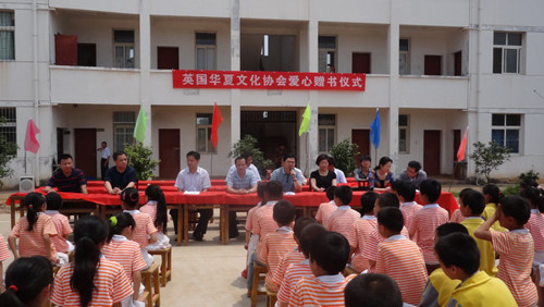 英国侨界心系江西贫困山区儿童捐赠万余册图书