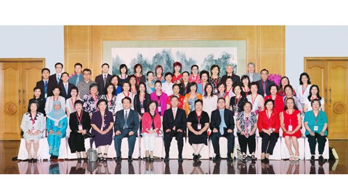 何亚非冀妇女侨胞发挥独特优势促进和谐侨社