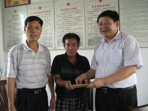 据潮州市侨联消息,7月3日上午,广东省潮州市侨联干部杨锡铭,陈木书等