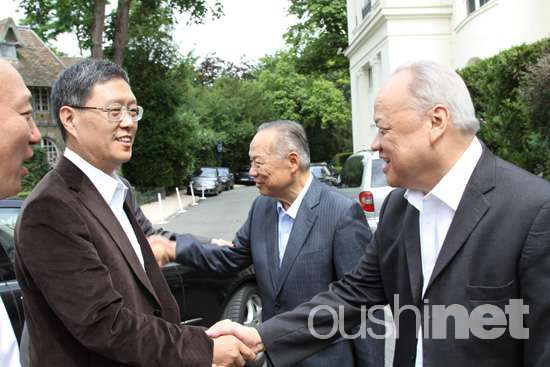 何亚非走访法国陈氏兄弟公司盼华商共度时艰(图)