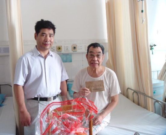 广东省湛江市侨联干部慰问住院老归侨