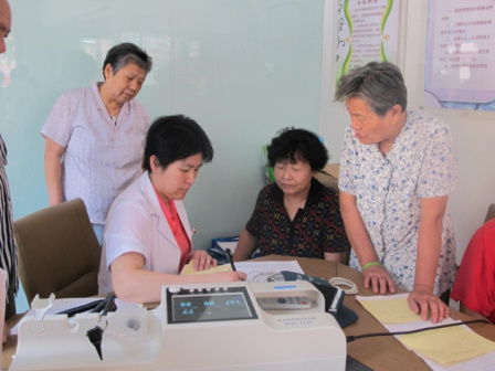 山东济南市历下区侨联为老归侨侨眷免费查体