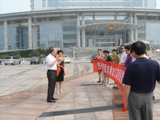 连云港市委统战部长欢送省侨联代表大会侨界代表