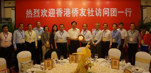 中国侨联副主席李卓彬会见香港侨友社访问团