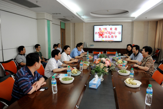 江西省侨联主席探访南昌大学第二附属医院院长