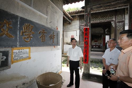 惠州市侨联副主席到辛亥革命先驱罗仲霍故居调研
