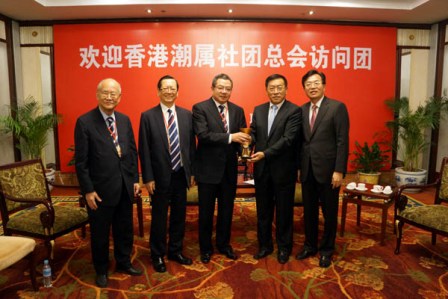 中国侨联官员会见香港潮属社团总会访问团