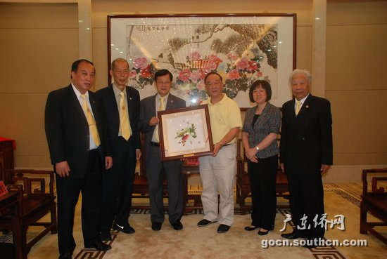 美国安良工商会组团访问广东省侨办吴锐成会见