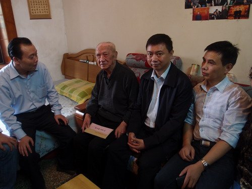 重庆市外侨办副主任看望慰问南洋机工