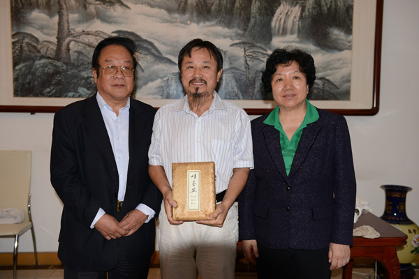 北京市侨联主席率团走访侨界慈善人士