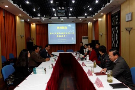 江苏苏州市侨办主任向市人大调研组汇报工作