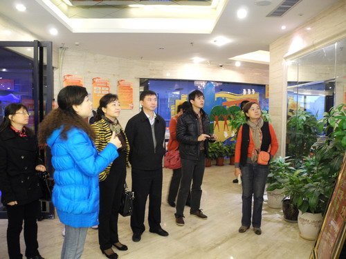 福建厦门市侨办代表团赴重庆“侨之家”参观交流