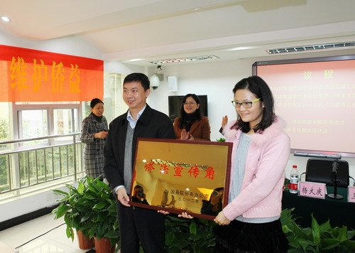 重庆外侨办为大渡口区侨法宣传角和侨之家授牌