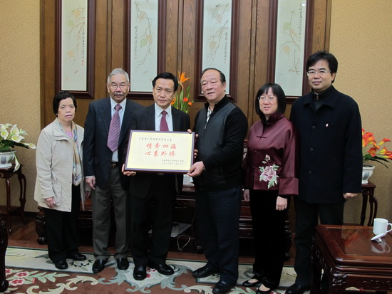 广东省侨办主任会见英国侨领冀支持粤侨史编修