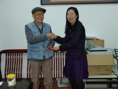 广东省茂名市侨联主席走访慰问退休干部