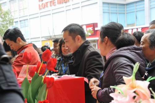 江苏省苏州市吴江区侨办积极参加捐款义卖活动