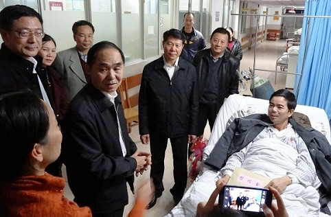 广州市政府官员看望患病市侨联驻村干部