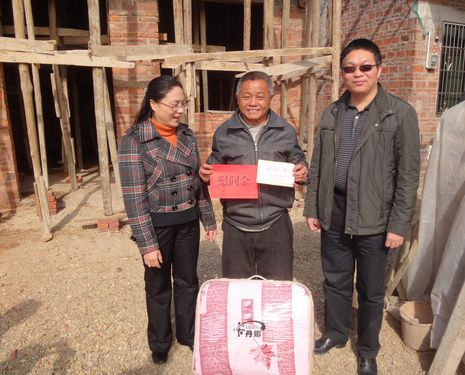广东河源市侨联副主席鼓励困难归侨早日脱贫致富