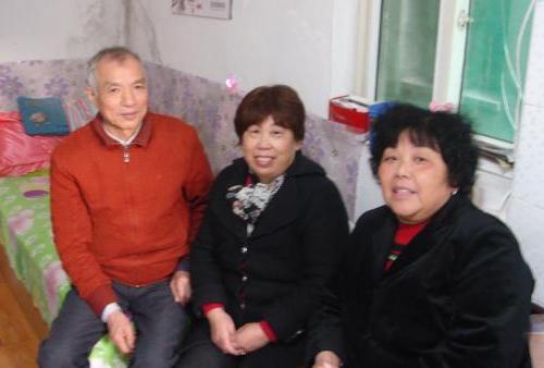上海松江区泗泾镇侨务工作小组看望患病侨眷