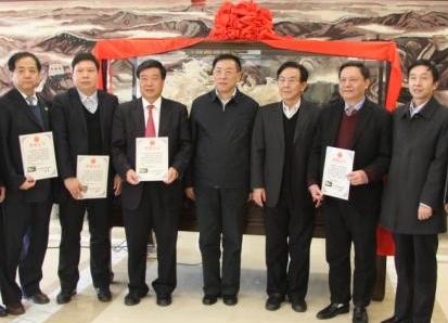 中国侨联获赠骨雕艺术品《振兴中华共聚侨心》