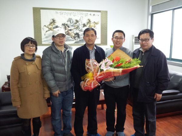 江苏省昆山市侨办官员春节走访慰问侨商