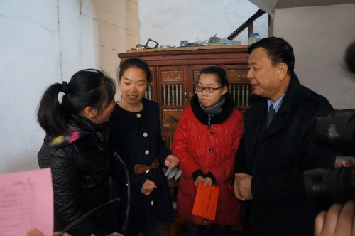 浙江乐清侨企新春结对助学送暖意