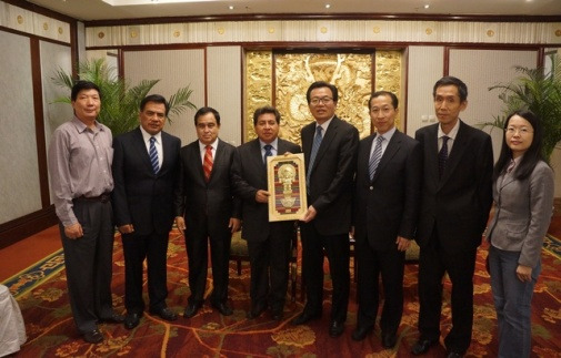 李卓彬会见秘鲁国会议员访问团赞当地华侨华人
